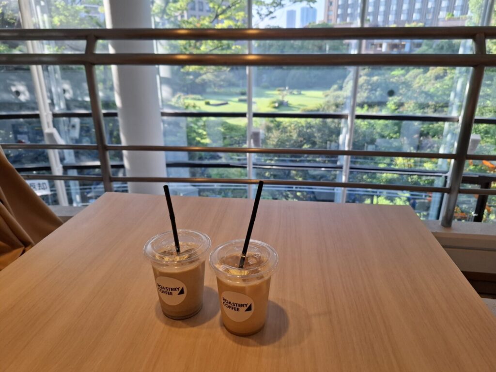 筆者が訪れた早稲田大学のカフェテリアで、ヘーゼルナッツラテとほうじ茶ラテの写真