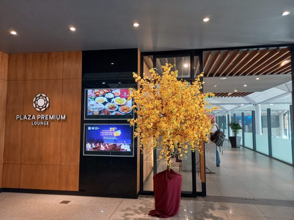 筆者が訪れたカンボジアで、首都プノンペンのプノンペン国際空港にあるプラザプレミアムラウンジの入り口を撮った写真