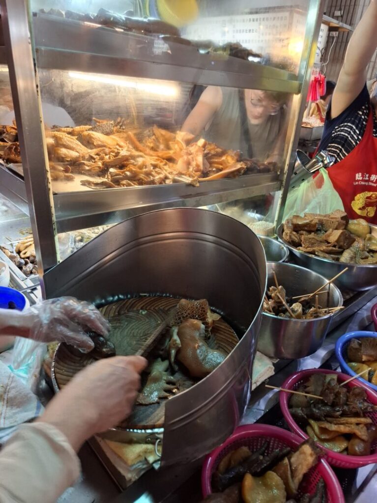 筆者が台湾の臨江街夜市で訪れた梁記滷味で店主が調理をしている手元を撮った写真