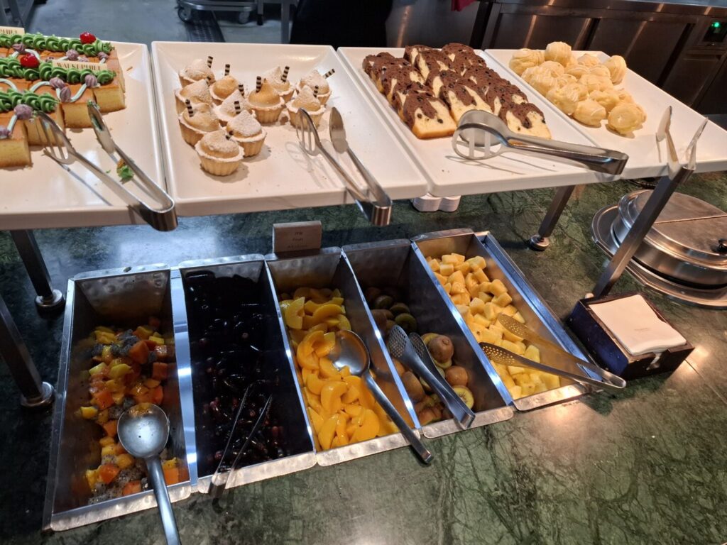 筆者が訪れた韓国の仁川空港で、プライオリティパスで入れるMatinaラウンジでデザートがたくさんあるカウンターを撮った写真