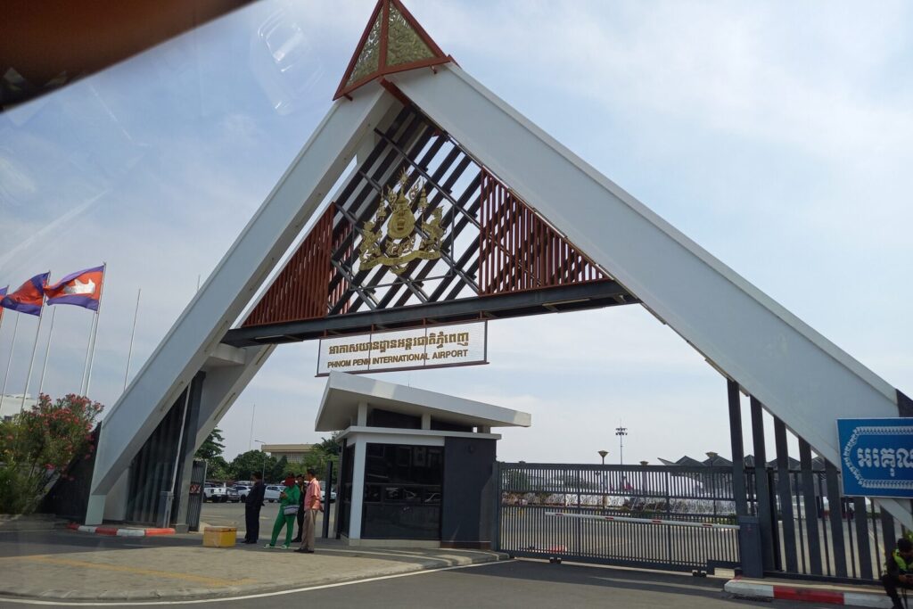筆者が訪れたカンボジアで、首都プノンペンのプノンペン国際空港のゲートを撮った写真