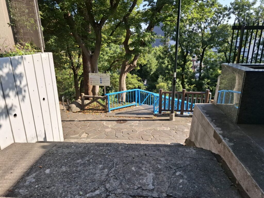 筆者が訪れたホテル椿山荘を出て関口台町小学校のところを曲がって空中遊歩道の入り口を撮った写真