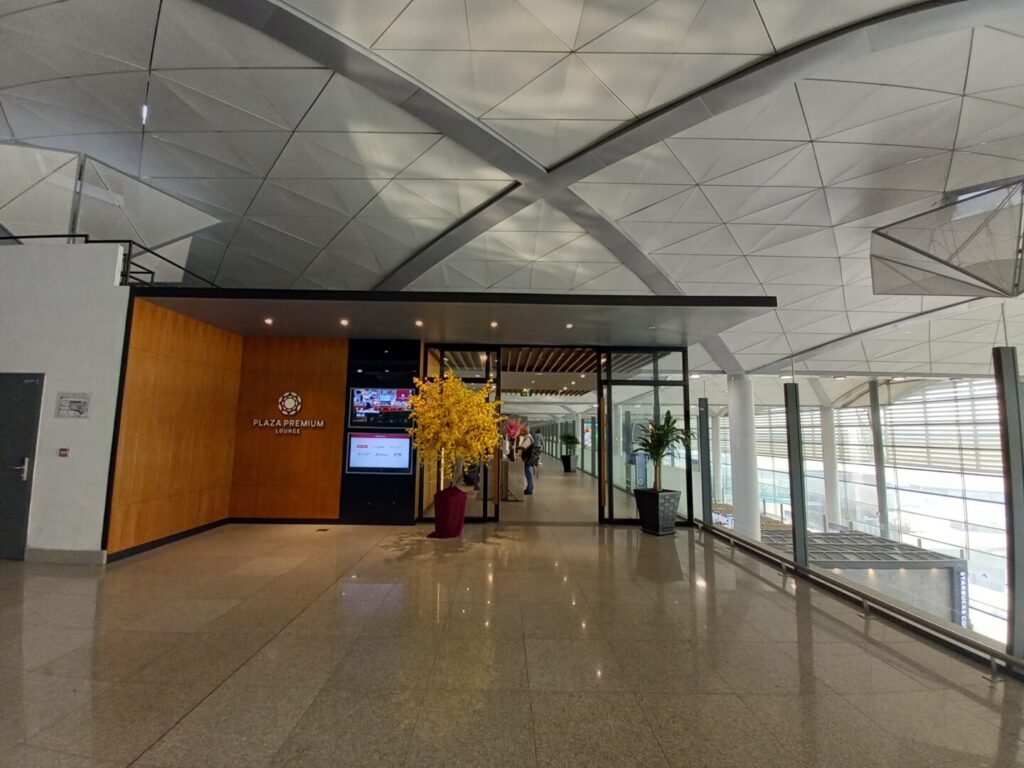 筆者が訪れたカンボジアで、首都プノンペンのプノンペン国際空港にあるプラザプレミアムラウンジの入り口を遠くから撮った写真