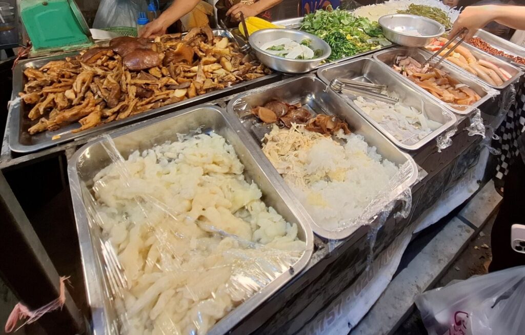 筆者がラオスのビエンチャンで見つけた滷味屋台で具材を撮った写真