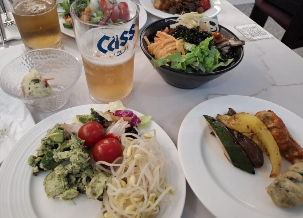筆者が訪れた韓国の仁川空港で、プライオリティパスで入れるMatinaラウンジで食べたサラダとビールを撮った写真