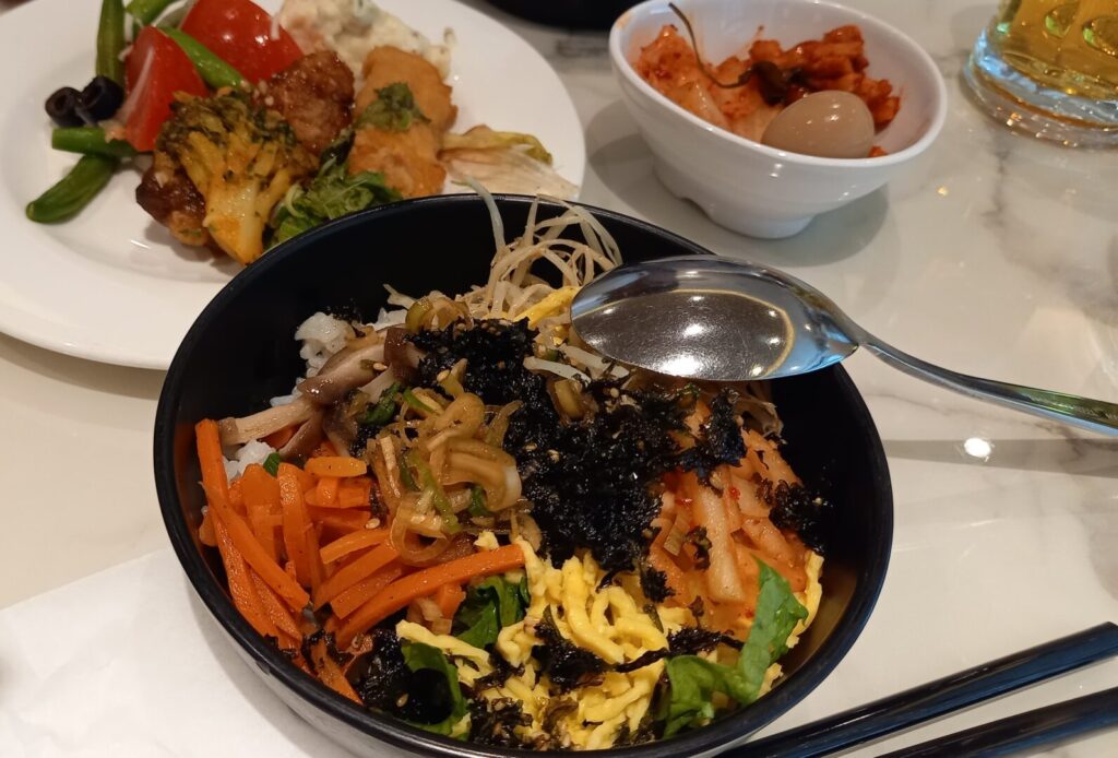 筆者が訪れた韓国の仁川空港で、プライオリティパスで入れるスカイハブラウンジでアレンジしたビビンパを撮った写真