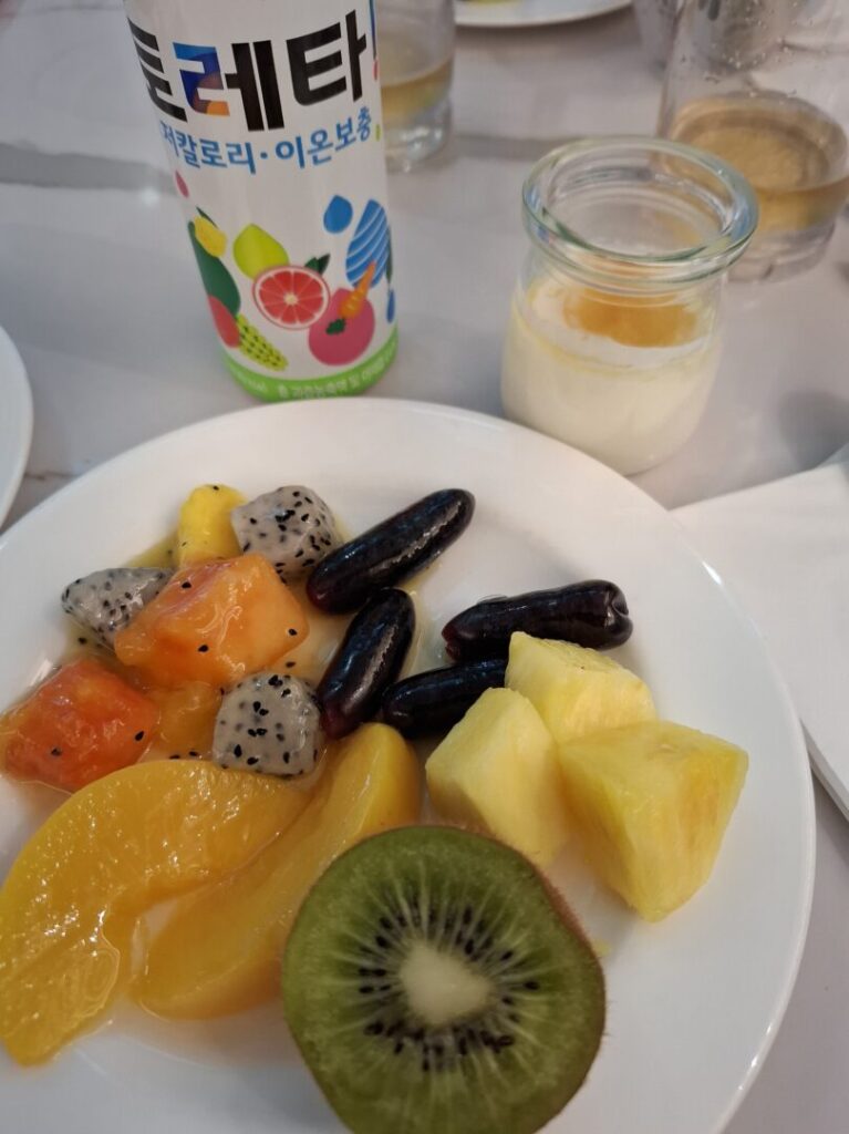 筆者が訪れた韓国の仁川空港で、プライオリティパスで入れるMatinaラウンジでデザートやフルーツを撮った写真