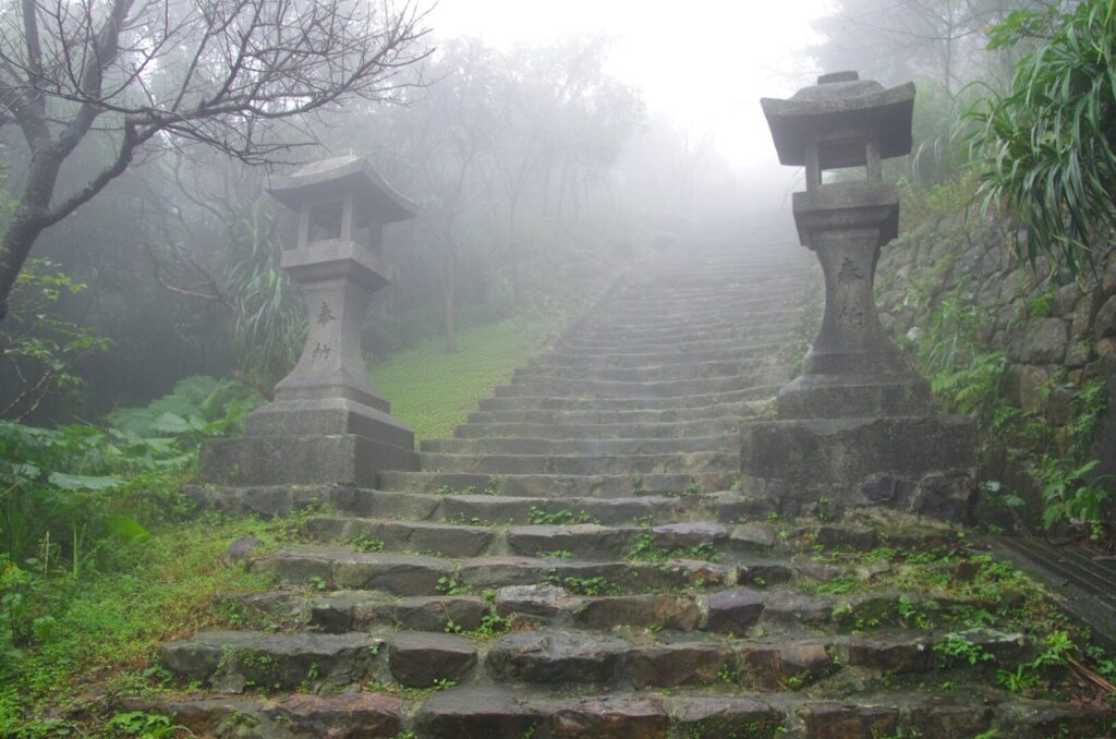 筆者が訪れた金瓜石で金瓜石神社に向かう参道で、灯篭が並んでいるところを撮った写真