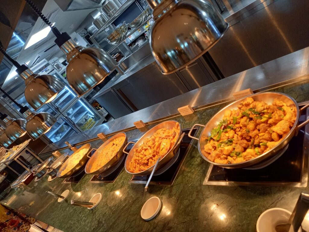 筆者が訪れた韓国の仁川空港で、プライオリティパスで入れるスカイハブラウンジのホットミールが並んでいるカウンターを撮った写真