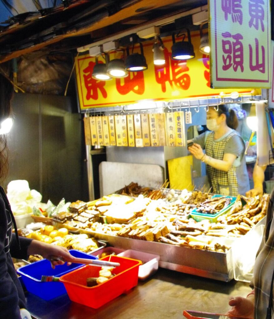 筆者が台湾の饒河街観光夜市の東山鴨頭屋台を撮った写真