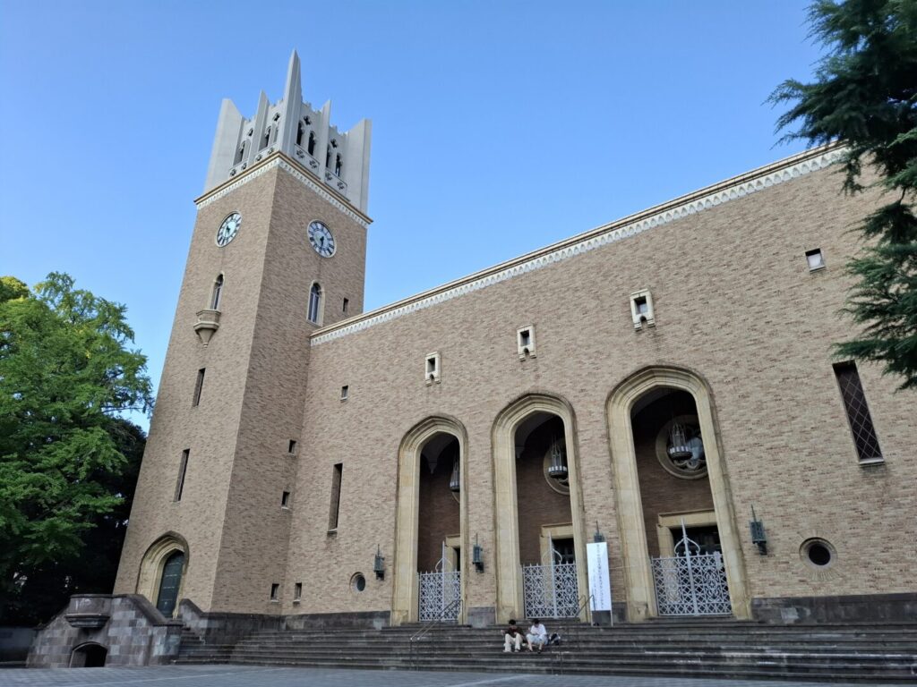 筆者が訪れた早稲田大学の正門付近で大隈講堂を撮った写真