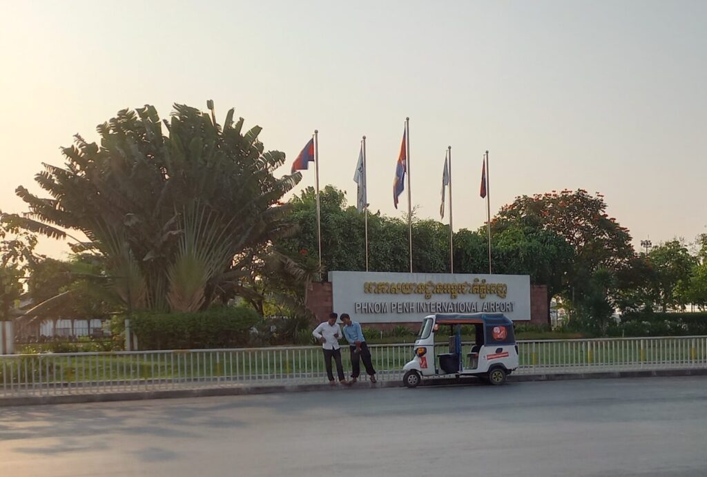筆者が訪れたカンボジアで、首都プノンペンのプノンペン国際空港前のロータリーの場所を撮った写真