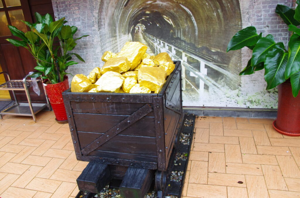 筆者が訪れた金瓜石の黄金博物館のお土産屋さんの前にあった、金塊を積んだトロッコを表現したオブジェを撮った写真