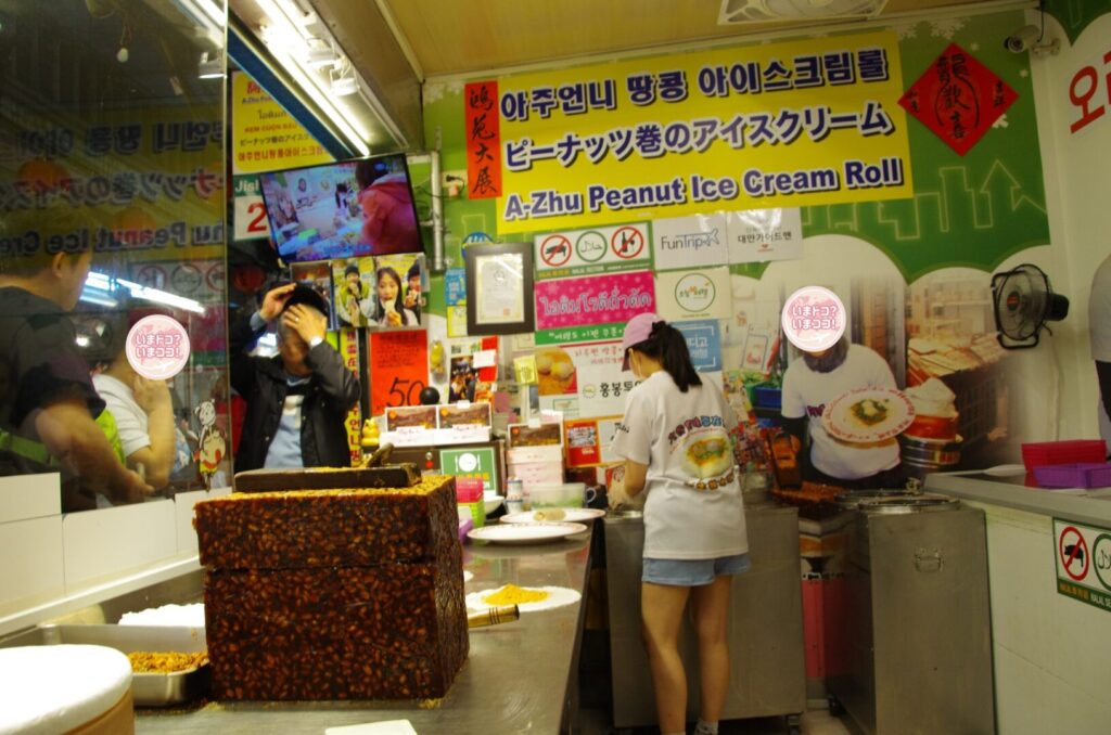 筆者が訪れた台湾の観光地九份で食べた、人気のピーナツ巻きアイスクリーム店の店内の様子を撮った写真