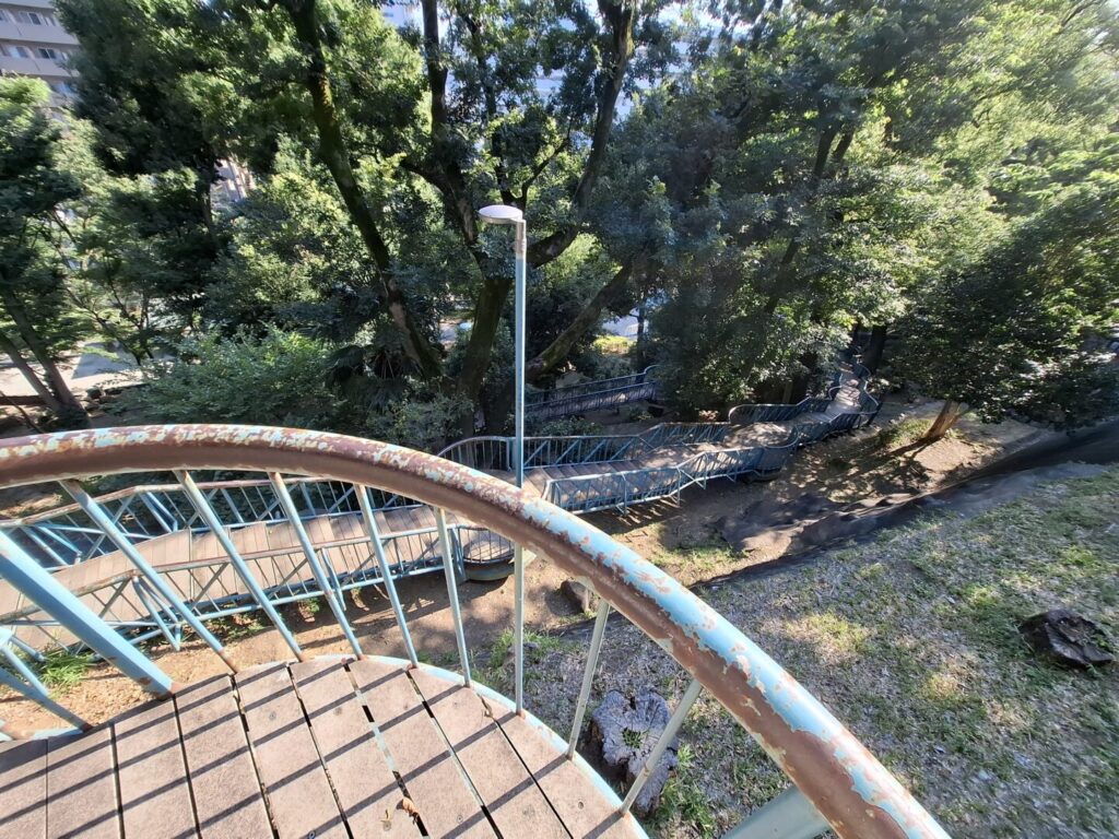 筆者が訪れたホテル椿山荘から早稲田に向かう途中に通った空中遊歩道の様子を上からを撮った写真