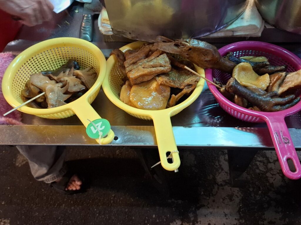 筆者が台湾の臨江街夜市で訪れた梁記滷味で料理する肉が入ったざるをアップで撮った写真