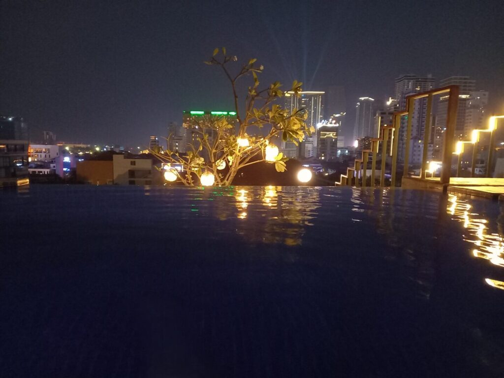 筆者がプノンペンで宿泊したPatio Hotel & Urban Resortの屋上にあるプールに夜に入っていた際に撮った写真