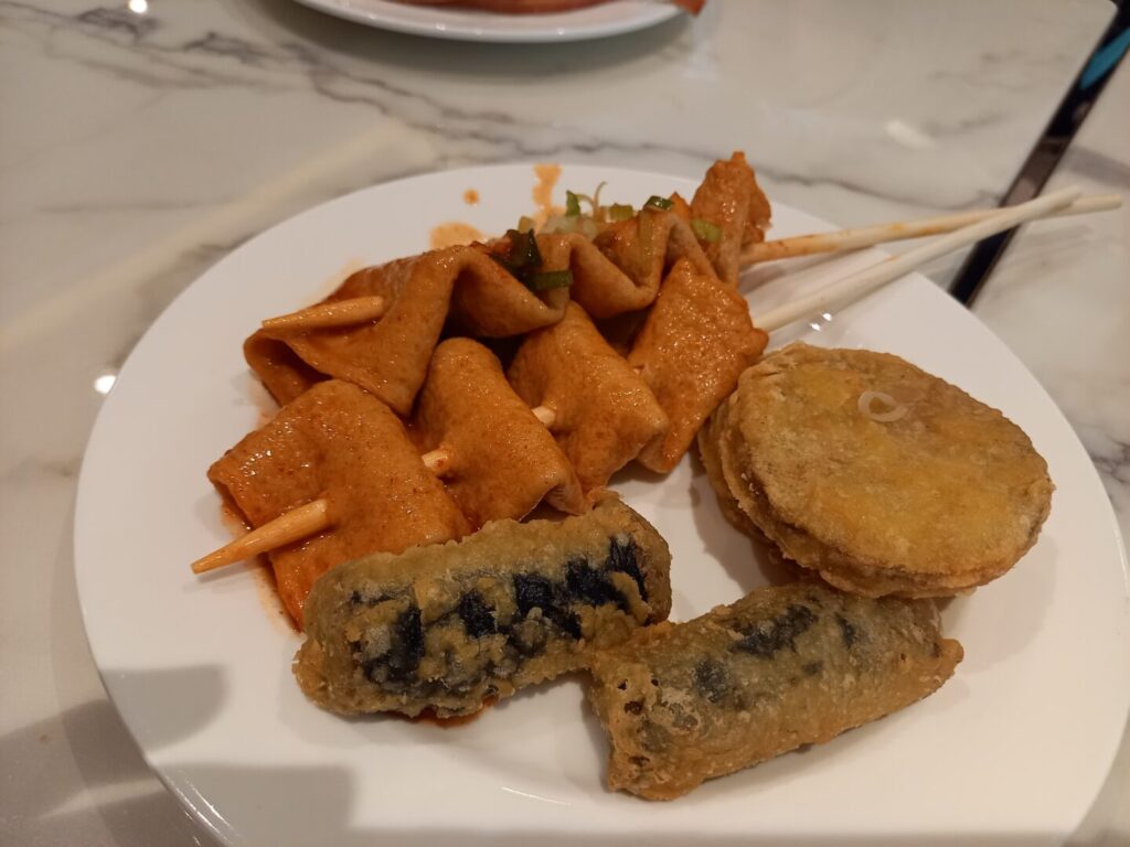 筆者が訪れた韓国の仁川空港で、プライオリティパスで入れるスカイハブラウンジでおでんとてんぷらを撮った写真