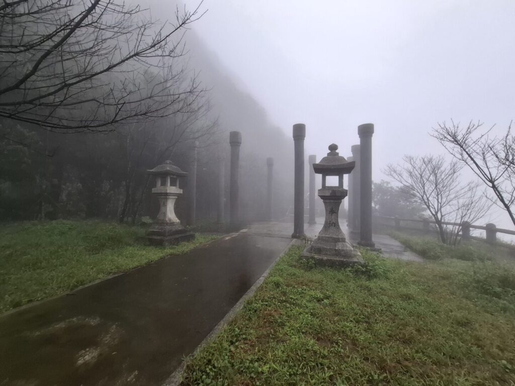 筆者が訪れた金瓜石で金瓜石神社があった場所に柱が並んでいるのを撮った写真