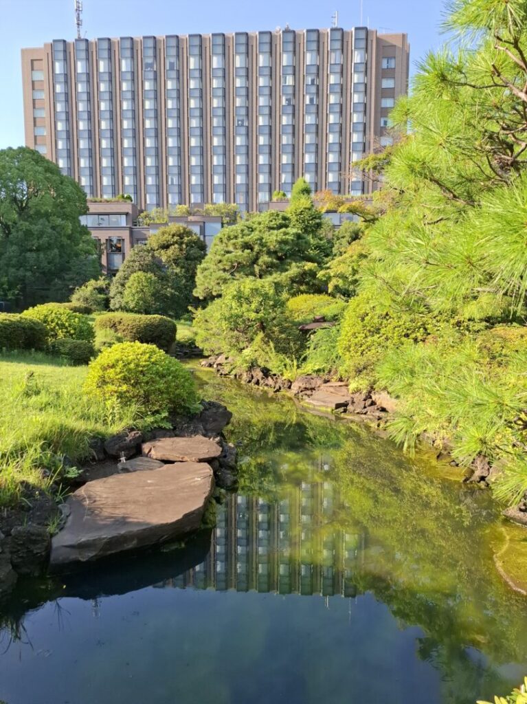 筆者が訪れた大隈庭園でリーガロイヤルホテル東京が池に反射して映っているのを撮った写真