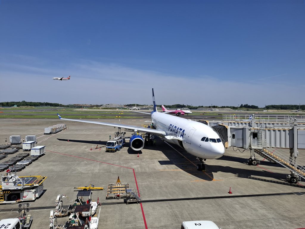 筆者が搭乗したパラタ航空ParataAir機が成田空港に駐機されていて、給油されているのを撮った写真