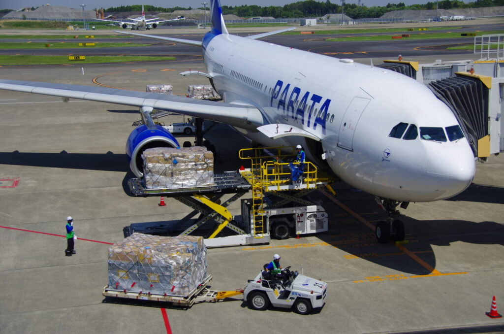 筆者が搭乗したパラタ航空ParataAirが成田空港に駐機されていて、そこに荷物が運び込まれているのを撮った写真