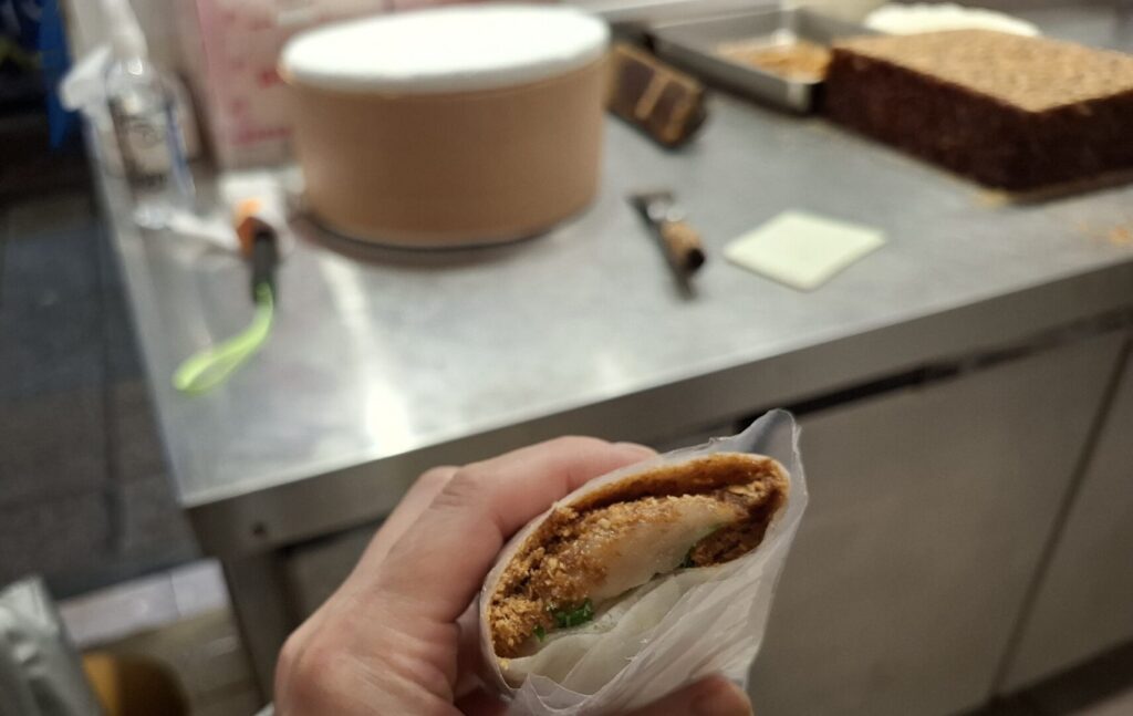 筆者が訪れた台湾の観光地九份で食べた、人気のピーナツ巻きアイスクリームをアップで撮った写真