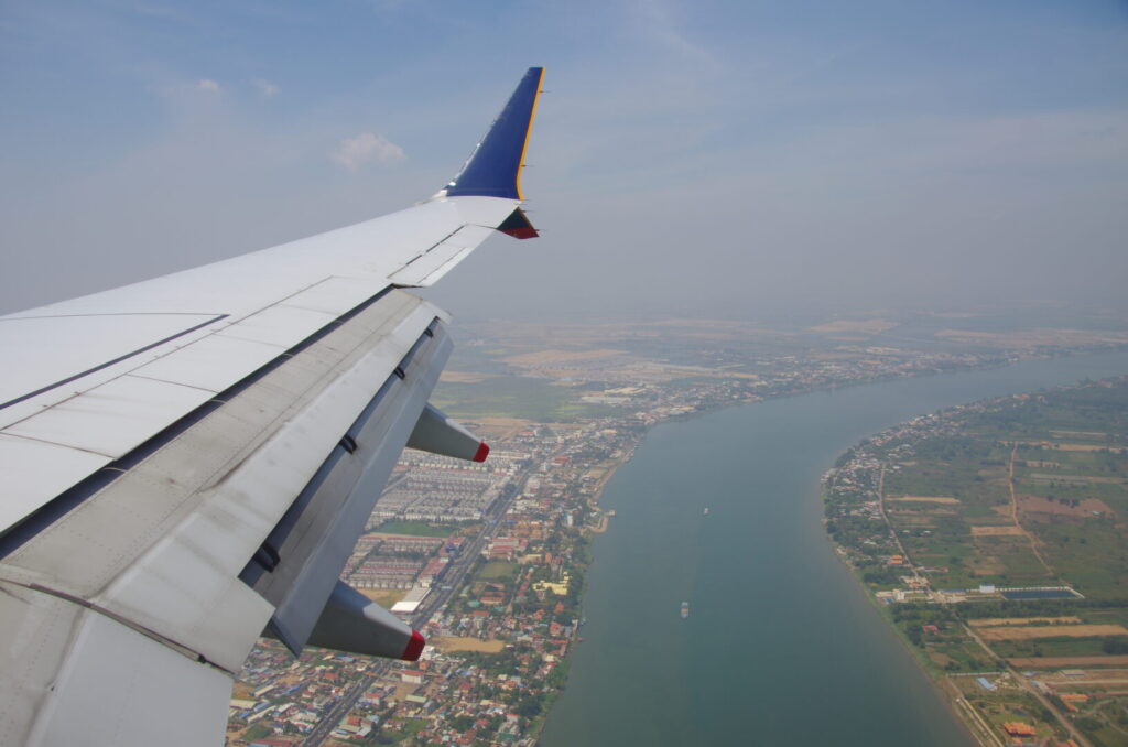 筆者がプノンペンを訪れた際に、航空機のの窓から見えたプノンペンを流れるトンレサップ河の様子を撮った写真