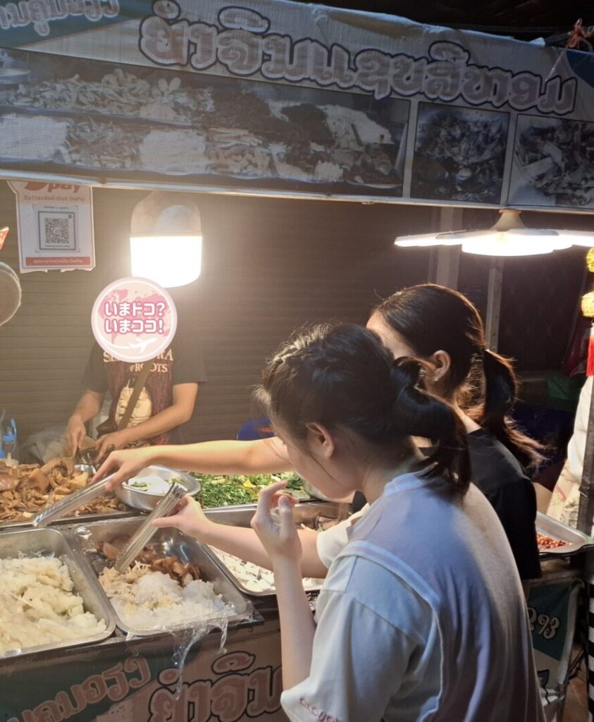 筆者がラオスのビエンチャンで見つけた滷味屋台を看板と一緒に撮った写真