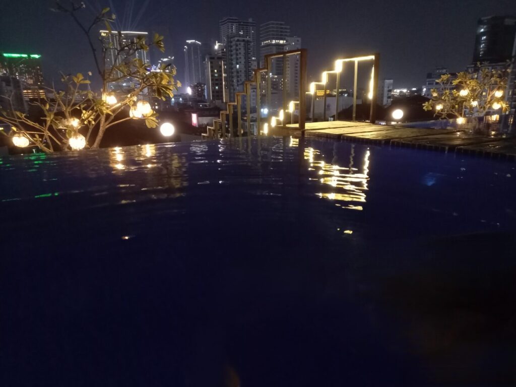 筆者がプノンペンで宿泊したPatio Hotel & Urban Resortの屋上にあるインフィニティプールに夜に入っていた際に撮った写真