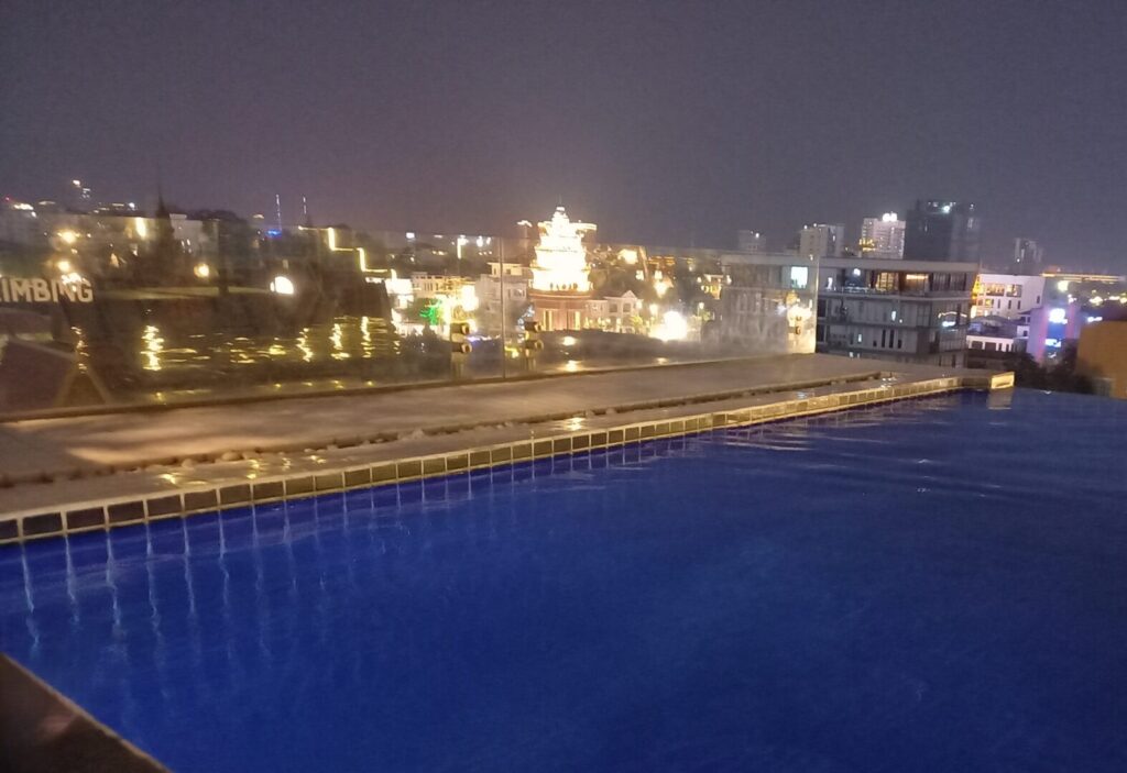 筆者がプノンペンで宿泊したPatio Hotel & Urban ResortのプールからBKKエリアの夜景を撮った写真