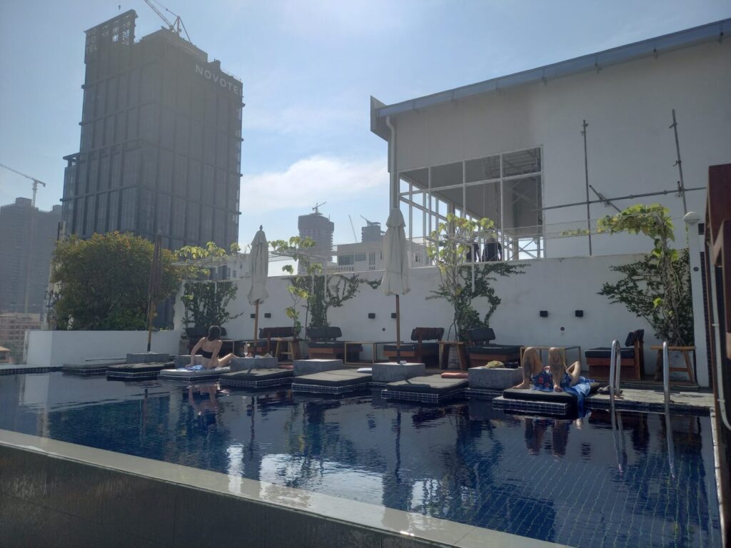 筆者がプノンペンで宿泊したPatio Hotel & Urban Resortの昼間のプールの様子を撮った写真