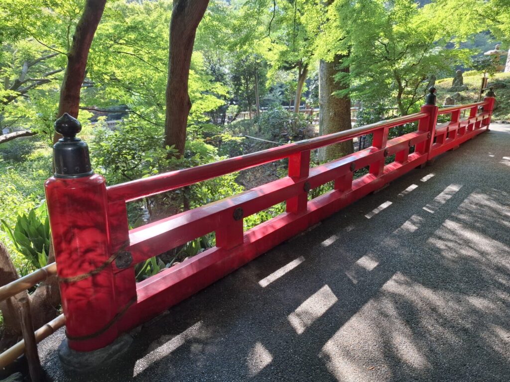 筆者が訪れた目白にある椿山荘で赤い橋の様子を撮った写真
