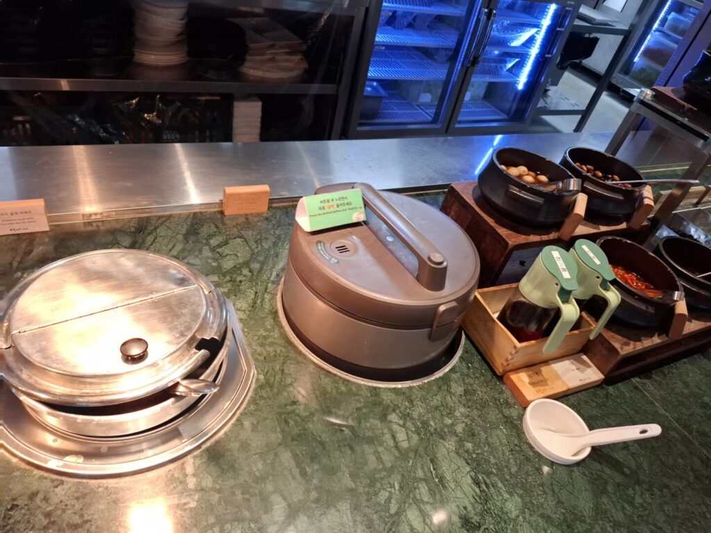 筆者が訪れた韓国の仁川空港で、プライオリティパスで入れるMatinaラウンジでご飯が入っているジャーとスープが入っている容器を撮った写真