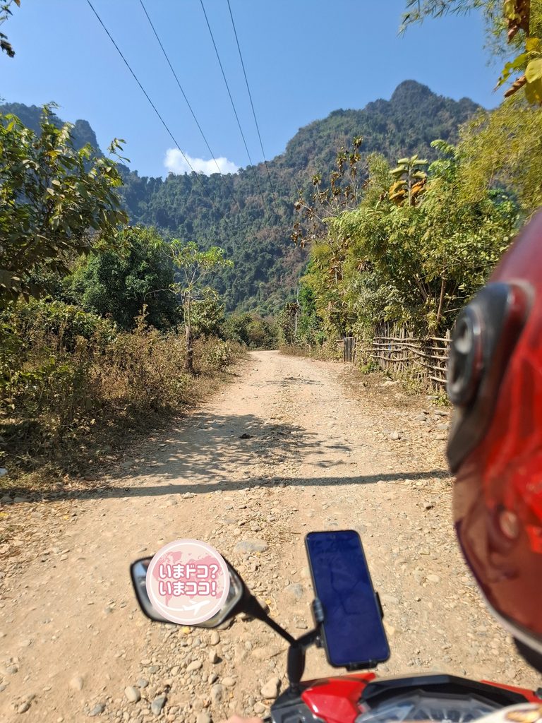 筆者がレンタルバイクでバンビエンのブルーラグーン4に向かう様子を撮った写真