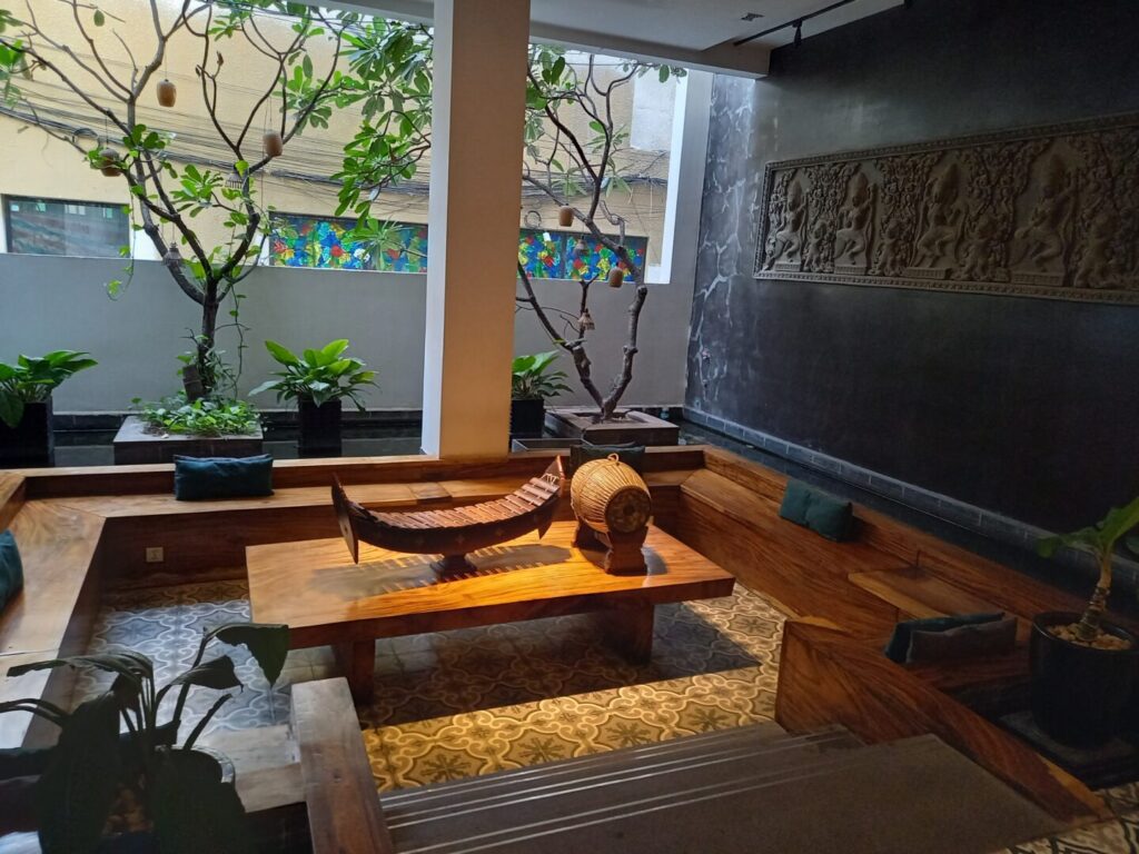 筆者がプノンペンで宿泊したPatio Hotel & Urban Resortのロビーの様子を撮った写真