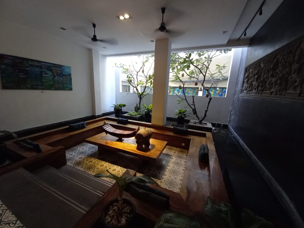 筆者がプノンペンで宿泊したPatio Hotel & Urban Resortのロビーを広角で撮った写真
