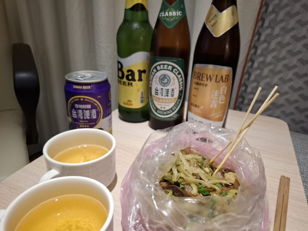 筆者が台湾の臨江街夜市で訪れた梁記滷味でテイクアウトしてホテルに持ち帰った滷味をビールと一緒に撮った写真