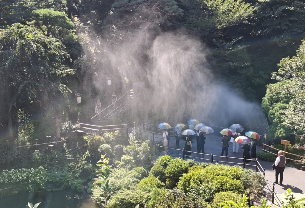 筆者が訪れた目白にある椿山荘で夏のイベントとして行っているスプラッシュの際に、水柱が椿山荘の池を覆っている様子を撮った写真