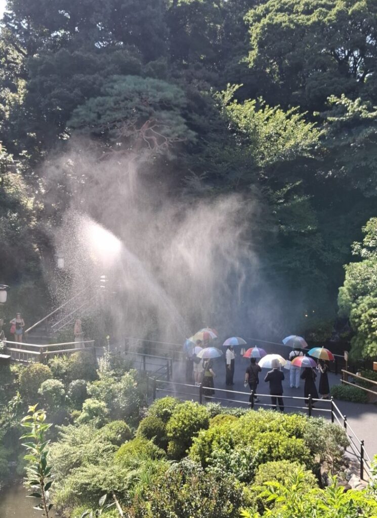 筆者が訪れた目白にある椿山荘で夏のイベントとして行っているスプラッシュの際に、多くの人がホテルで貸し出している傘をさしてスプラッシュを浴びている様子を撮った写真