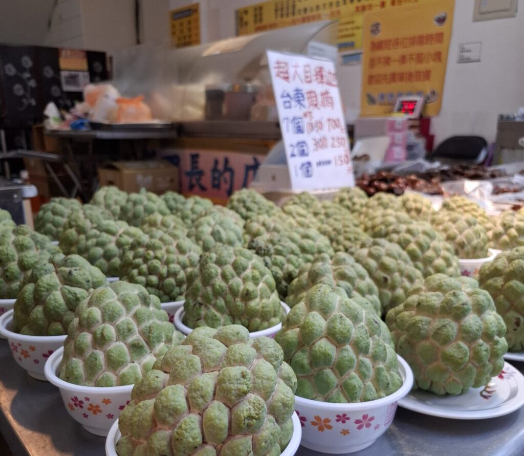 筆者が訪れた台湾の観光地九份のメイン通りで、フルーツを売るお店の釈迦頭をアップで撮った写真
