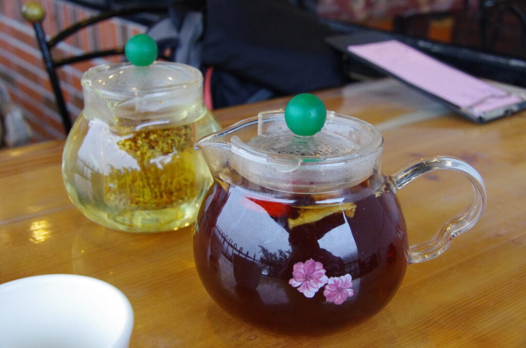 筆者が訪れた九份の海悦楼茶坊で飲んだお茶をアップで撮った写真