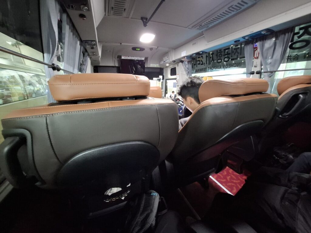 筆者が乗ったソウルの仁川空港からソウル市街に向かうリムジンバスの座席の様子
