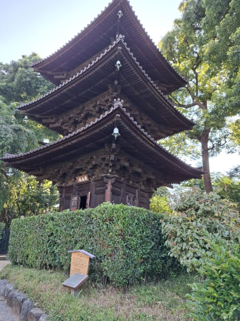 筆者が訪れた目白にあるホテル椿山荘にある三重塔を撮った写真