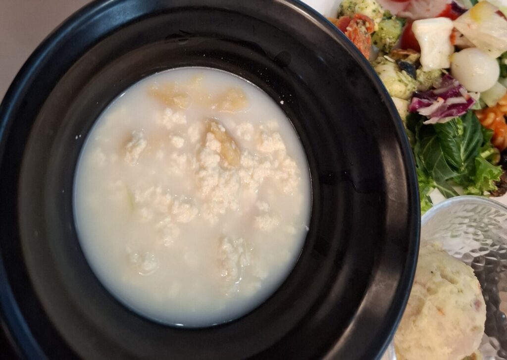 筆者が訪れた韓国の仁川空港で、プライオリティパスで入れるMatinaラウンジで食べたとーふスープとサラダを撮った写真