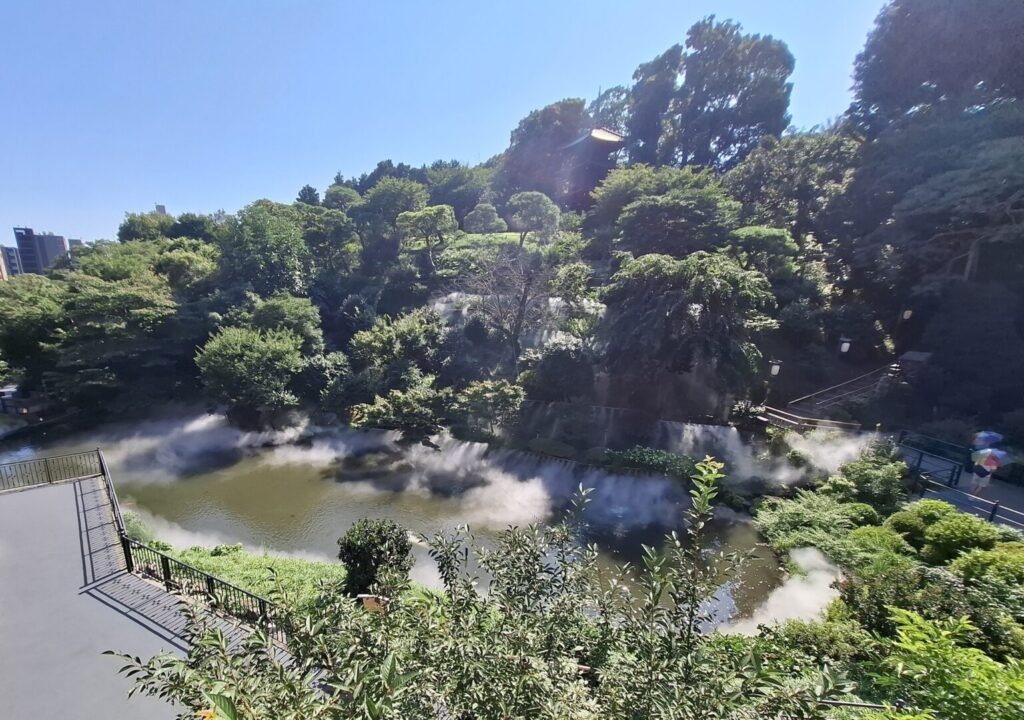 筆者が訪れた目白にある椿山荘で夏のイベントとして行っている東京雲海～八雲～の際に、雲海が椿山荘の池を覆い始めた様子を上のほうから撮った写真