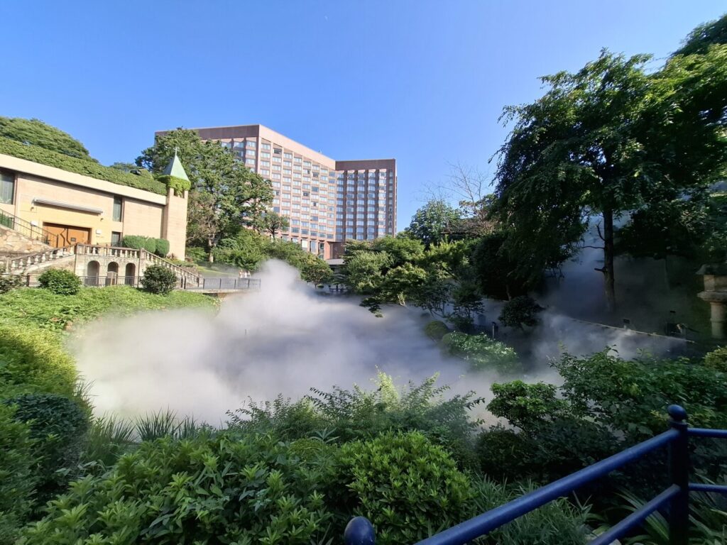 筆者が訪れた目白にある椿山荘で夏のイベントとして行っている東京雲海～八雲～の際に、雲海が椿山荘の池を覆っている様子を撮った写真