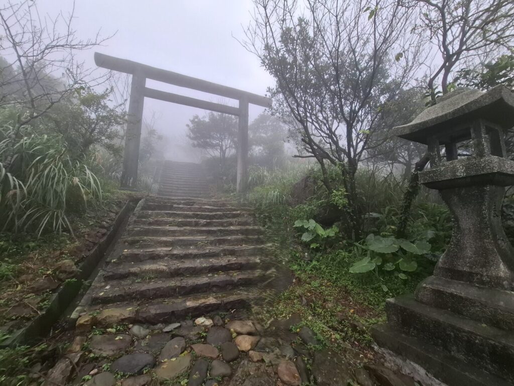 筆者が訪れた金瓜石で金瓜石神社に向かう参道で、鳥居を撮った写真