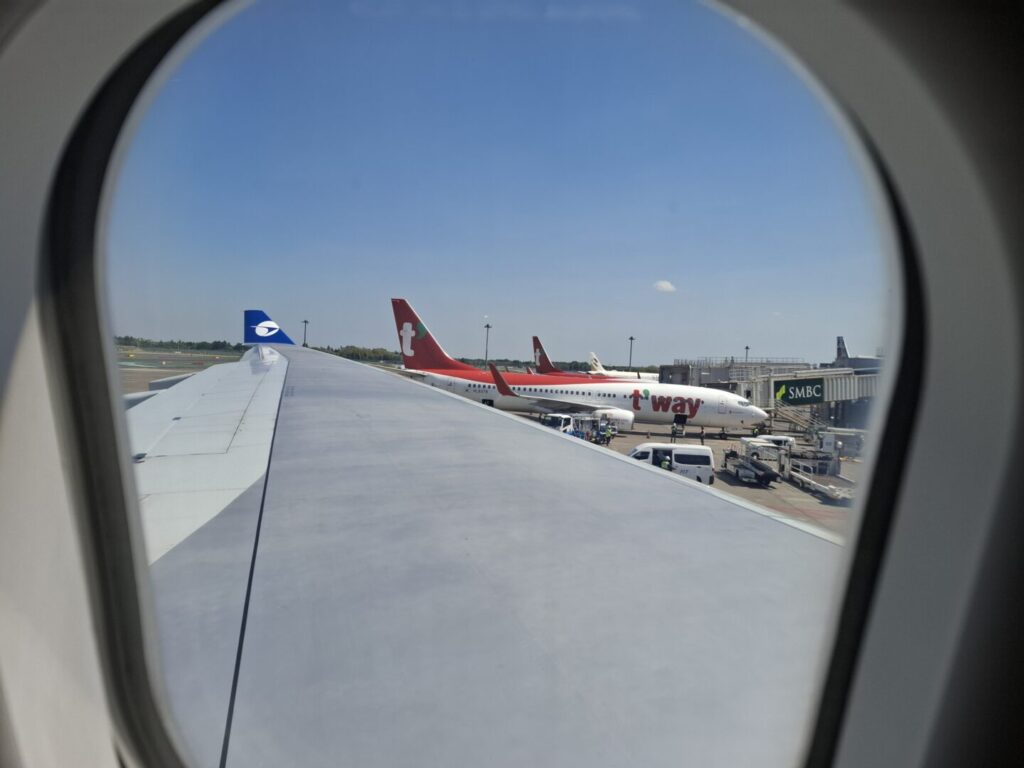 筆者が2026年のGWに乗ったパラタ航空の機内から見た成田空港にとまっている航空機を撮った写真