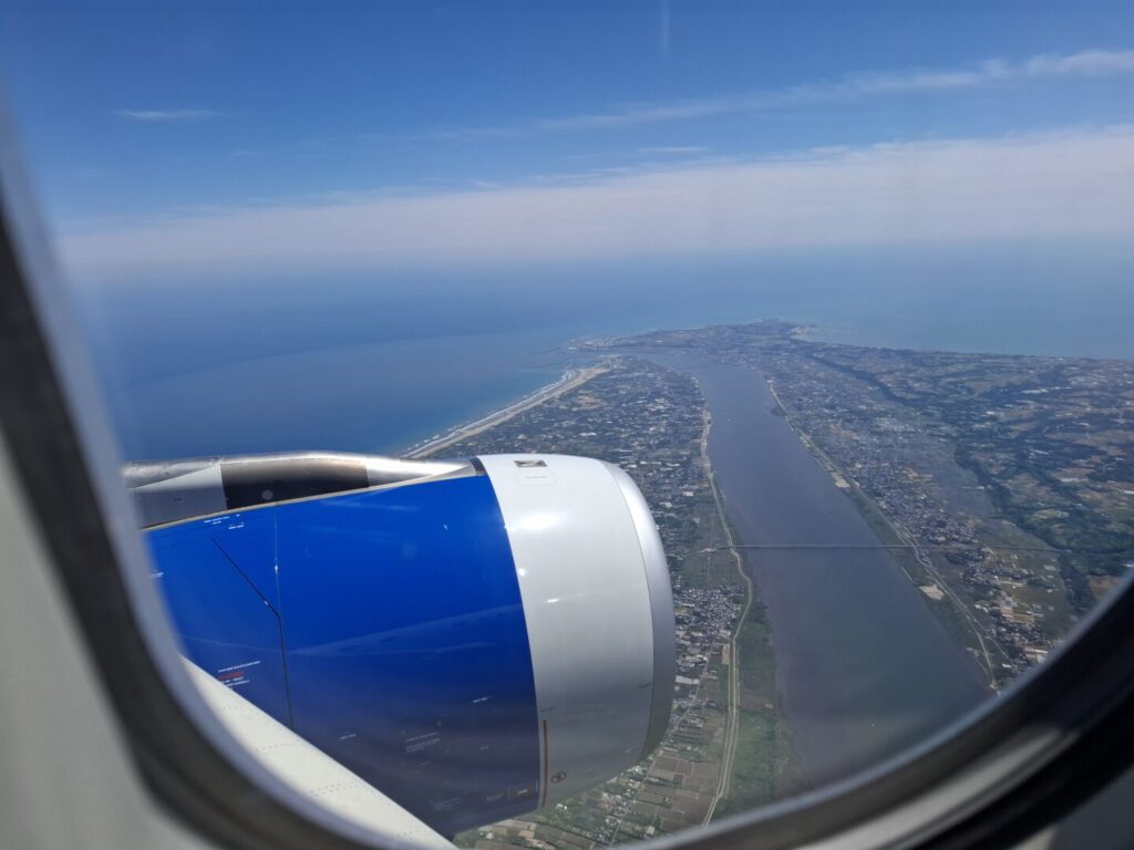 筆者が2026年のGWに乗ったパラタ航空の仁川発成田行きの機内から見た日本の千葉近辺の様子